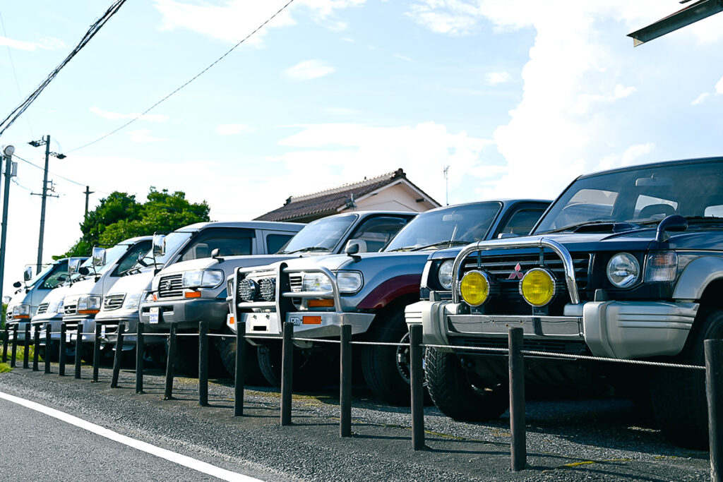 店舗に並ぶ車